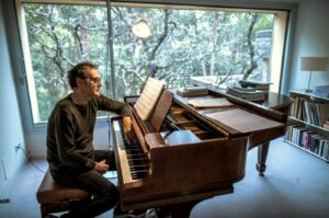 Alberto Iglesias presenta “Phantom Songs” y “Asalto al castillo”